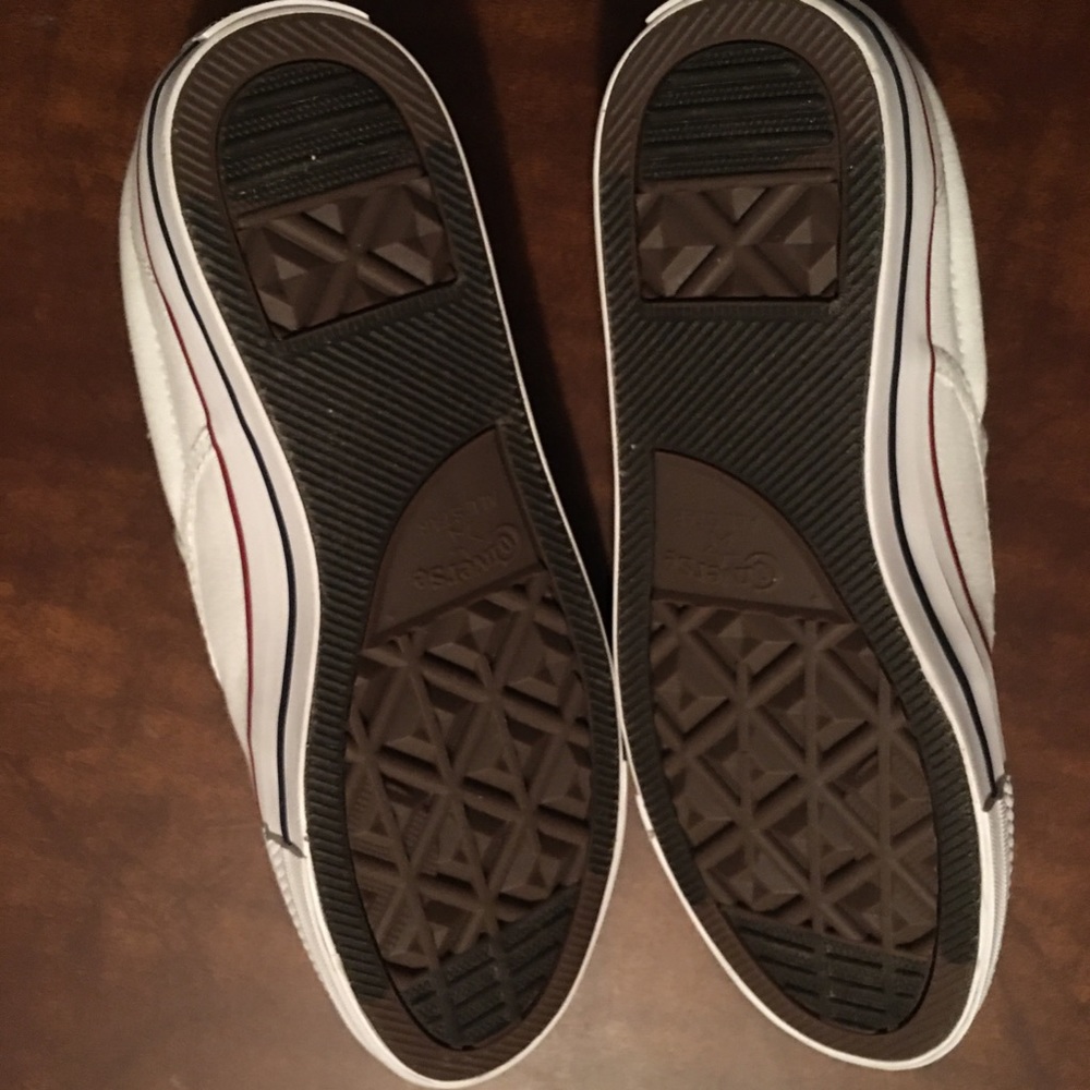 Host pick! 🎉🎉Converse NWT white sneakers Host Pick - Picture 3 of 5